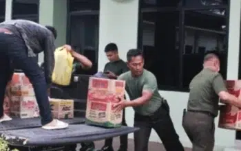 Foto : Personil Kodim 0320/Dumai sedang memuat bantuan ke armada untuk diantar ke lokasi bencana.