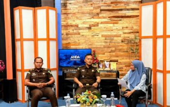 Foto : Kasubsi 1 Seksi Intelijen Randi Ahyad Sarwandi, S.H., M.H. dan Kasubsi 2 Seksi Intelijen Tabah Santoso, S.H., Μ.Η., sebagai narasumber.