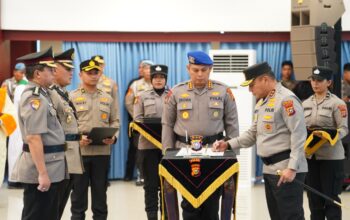 Foto : Kapolda Riau Irjen Herry Heryawan menandatangani pelantikan Pejabat Baru dan Kapolres.