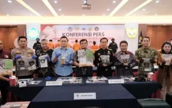 Foto : Bea Cukai dan Bareskrim Mabes Polri membongkar penyelundupan sabu oleh dua warga negara Pakistan.