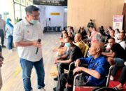 Foto : Seorang petugas sedang wawancara ke Pekerja Migran Indonesia (PMI) bermasalah.