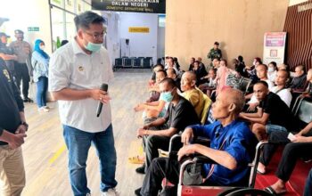 Foto : Seorang petugas sedang wawancara ke Pekerja Migran Indonesia (PMI) bermasalah.