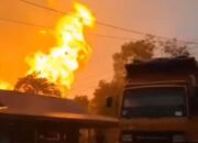 Foto : Penampakan kobaran api saat pipa tanam milik PT. TGI bocor dan meledak.
