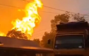 Foto : Penampakan kobaran api saat pipa tanam milik PT. TGI bocor dan meledak.