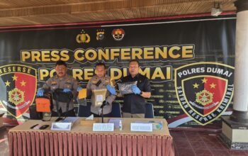 Foto : Press Comference yang diadakan di Polres Dumai.