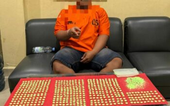 Foto : Pria berinisial M.N bersama ratusan butir pil ekstasi yang diduga siap edar.