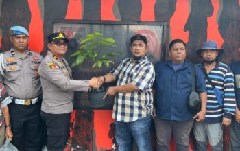 Foto: Kapolsek Dumai Kota IPTU Muhammad Iqbal, S.H., M.H., bersama personel Polsek Dumai Kota dan Ketua PUK SPPP kawasan Pelindo Dumai, Asnur Memori, didampingi pengurus serta anggota.