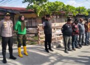 Foto : Pengurus PAC Pemuda Pancasila Dumai Kota dan Ranting mendampingi Kapolsek dan Camat Dumai Kota dalam mengikuti apel bersama sebelum gotong royong dimulai.