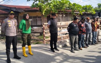 Foto : Pengurus PAC Pemuda Pancasila Dumai Kota dan Ranting mendampingi Kapolsek dan Camat Dumai Kota dalam mengikuti apel bersama sebelum gotong royong dimulai.